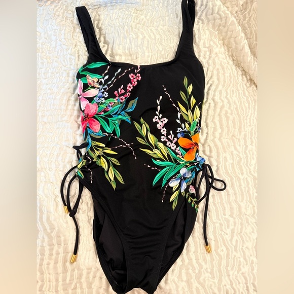Excellent Condition Vince Camuto Swim Lace Up U-Neck One Piece Pacific Grove 6 - Picture 1 of 7